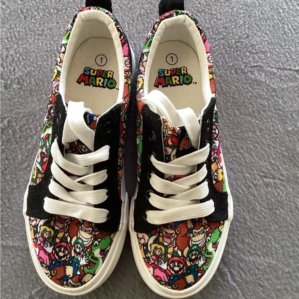 Super Mario Brothers Nintendo Youth Lace Up Shoes Size 1/NEW Without Tags
G1